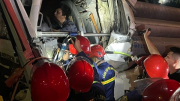 Giải cứu tài xế bị kẹt trong cabin xe container