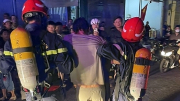 Cảnh sát giải cứu người bị bệnh mắc kẹt trong đám cháy