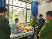Công an tỉnh Phú Thọ thăm hỏi, động viên cán bộ bị thương trong khi làm nhiệm vụ