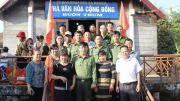 Lãnh đạo Công an tỉnh Đắk Nông tặng quà Tết cho đồng bào buôn kết nghĩa