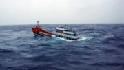 Tàu cá bị tàu lai kéo sà lan đâm chìm, 6 ngư dân được cứu vớt kịp thời