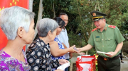 Công an tỉnh Quảng Ninh tặng quà Tết gia đình chính sách tại Cần Thơ