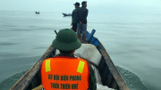 Thuyền đánh cá bị sóng đánh chìm ở cửa sông, một ngư dân mất tích