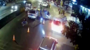 Xe tải tông hàng loạt xe máy đang dừng đèn đỏ khiến một người tử vong