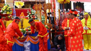 Đông đảo người dân và du khách về dự Lễ hội Minh Thề