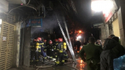 Cảnh sát PCCC nỗ lực cứu 3 người thoát khỏi đám cháy trong đêm