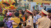 Hàng trăm CBCS đội nắng bảo vệ ANTT tại lễ hội Tết Nguyên tiêu ở Chợ Lớn