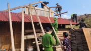 Công an xã vùng cao giúp người dân dựng lại nhà bị hư hỏng sau mưa giông