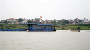 Cảnh sát đường thủy Hà Nội tuần tra sông Hồng, nhắc nhở người dân đảm bảo an toàn