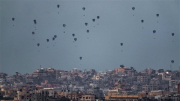 Khoảnh khắc hàng viện trợ "rơi như tên lửa" khiến nhiều người chết tại Gaza