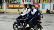 Học sinh đi xe máy sai quy định đến trường: Trách nhiệm thuộc về ai?