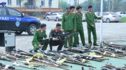 Công an Lào Cai tiếp nhận hơn 400 súng tự chế và công cụ hỗ trợ