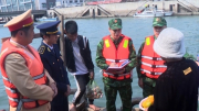 Cảnh sát đường thủy quyết tâm dẹp nạn bán hàng rong trên vịnh Hạ Long