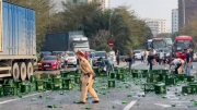 CSGT và người dân hỗ trợ lái xe thu dọn bia đổ vỡ trên đường