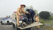 CSGT Hà Nam kịp thời giúp đỡ nam công nhân gặp sự cố trên đường