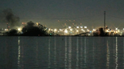 Cầu cảng nổi tiếng ở Mỹ bị tàu lớn đâm sập