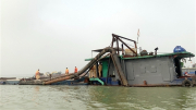 Cảnh sát đường thủy bắt tàu cát tặc vừa "ăn no hàng" trên sông Hồng