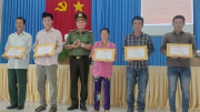 Công an tỉnh Tiền Giang khen thưởng 5 người dân phát hiện 84 gói nghi chứa ma túy