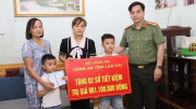 Công an tỉnh Lào Cai trao sổ tiết kiệm cho hai con của Thiếu tá Bùi Văn Đức