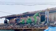 Công an xã biên giới Tả Ngài Chồ giúp dân lợp mái, sửa nhà sau mưa đá