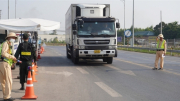 Công an đội nắng phân luồng giao thông trên cao tốc Cam Lộ - La Sơn