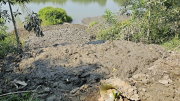 Bùn thải hôi thối bất ngờ “đánh úp” ao hồ ở Huế