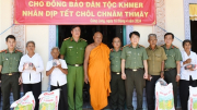 Trao quà đồng bào dân tộc Khmer nhân dịp Tết Chôl Chnam Thmây