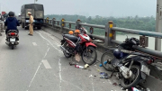 Xe tải mất lái, tông dải phân cách trên cầu Thanh Trì, văng vào 2 xe máy