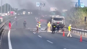 Xe khách chở 22 người bốc cháy trơ khung trên cao tốc