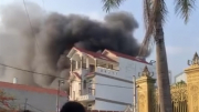 Dập tắt đám cháy xưởng gia công mút xốp ở khu dân cư