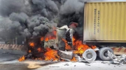 Tai nạn giao thông làm xe container lao vào dải phân cách, bốc cháy