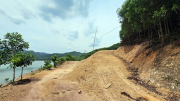 Ngang nhiên san ủi đất mở đường trái phép, hồ thuỷ lợi Khe Ngang bị đe dọa