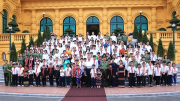 Chủ tịch nước Tô Lâm gặp mặt các cháu học sinh tiêu biểu tham dự Chương trình "Trại hè yêu thương"