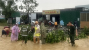 Công an Lâm Đồng dầm mưa giúp dân khắc phục hậu quả mưa lớn, lốc xoáy