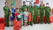 Công an TP Hồ Chí Minh tổ chức nhiều hoạt động vui chơi, tặng quà các em thiếu nhi