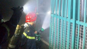 Cảnh sát giải cứu 4 người thoát khỏi đám cháy trong hẻm nhỏ