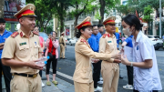 CSGT Hà Nội đảm bảo an toàn giao thông, tiếp sức thí sinh thi vào lớp 10
