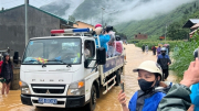 CSGT Hà Giang ứng trực, hỗ trợ người dân và du khách trong mưa lũ