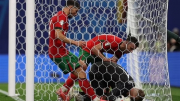 Cầu thủ Bồ Đào Nha to tiếng với thủ môn CH Czech để lấy bóng ăn mừng