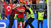 UEFA sẽ điều tra sự cố “fan cuồng” của Ronaldo