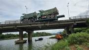 Khiếp hãi xe đầu kéo “làm xiếc” trên cầu An Lỗ, cabin xe rơi xuống sông