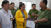 Lãnh đạo Công an TP Hà Nội thăm cán bộ Công an huyện Sóc Sơn bị thương trong khi làm nhiệm vụ