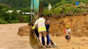 Công an lao xuống dòng lũ dữ cứu người bị nước cuốn trôi