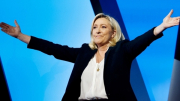 Pháp: Ông Macron “tự bắn vào chân”