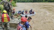 Xe buýt bị cuốn trôi do lở đất, 65 hành khách mất tích tại Nepal