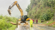 Nỗ lực bảo đảm an toàn giao thông và giúp dân trong mưa lũ