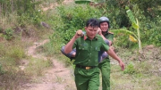 Bộ trưởng Lương Tam Quang biểu dương Công an xã băng rừng đưa 2 nạn nhân bị ong đốt đi cấp cứu