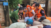 Cán bộ, chiến sĩ Công an tỉnh Sơn La dầm mình trong mưa lũ cứu dân