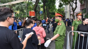 Lực lượng Công an hỗ trợ người dân quét mã QR khi vào viếng Tổng Bí thư Nguyễn Phú Trọng