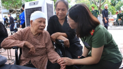 Nghẹn ngào giây phút mẹ Việt Nam anh hùng đến viếng Tổng Bí thư Nguyễn Phú Trọng